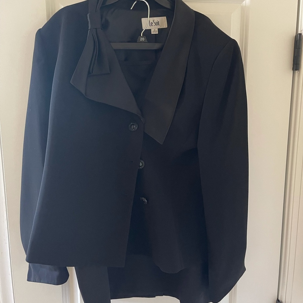 Le Suit Women's Elegant Black Blazer